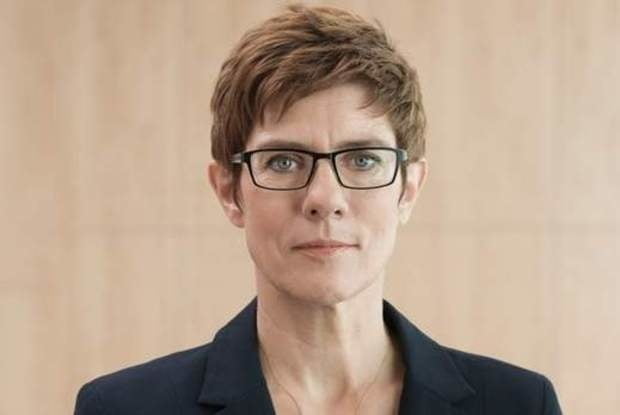 AKK und ihre geilen Schenkel #80607883