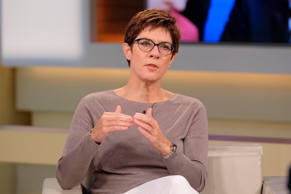 AKK und ihre geilen Schenkel #80607886