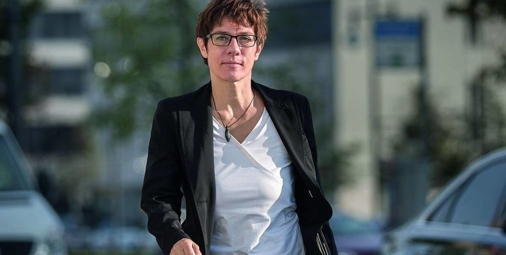 AKK und ihre geilen Schenkel #80607904