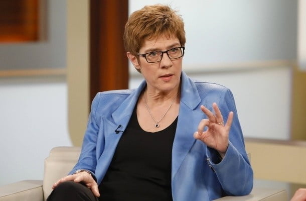 AKK und ihre geilen Schenkel #80607907