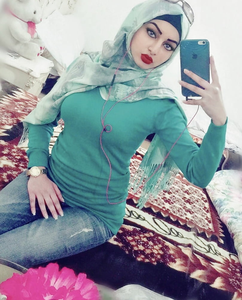 Hijab ladys montrant courbes sexy
 #79713926