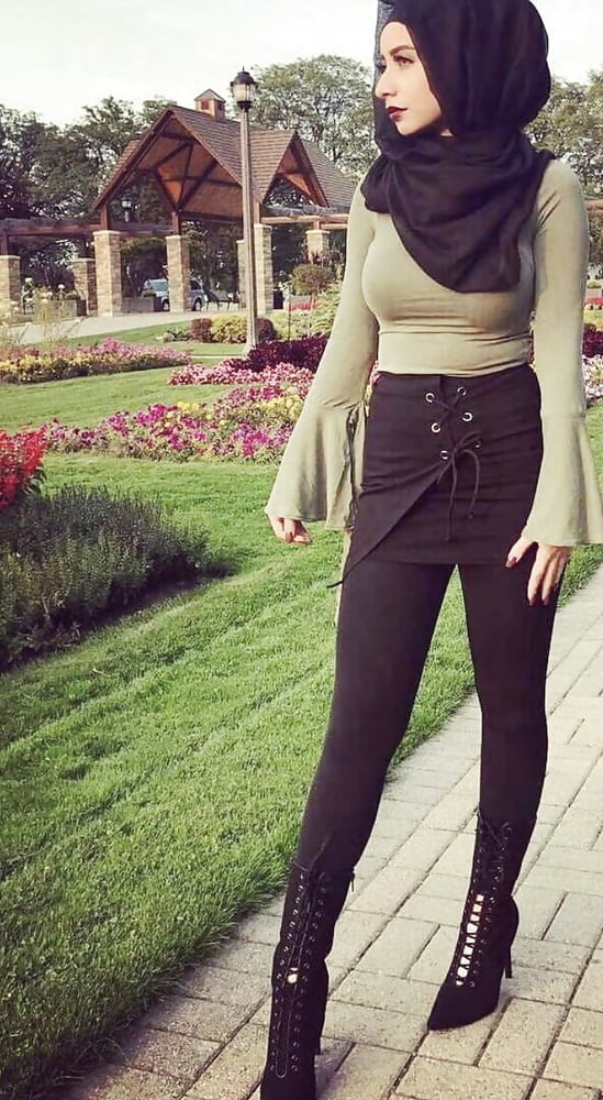 Hijab ladys mostrando curvas sexy
 #79713927