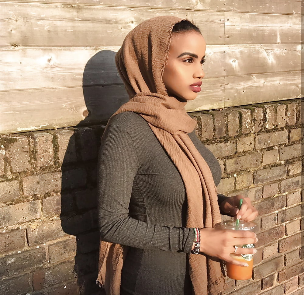 Hijab ladys mostrando curvas sexy
 #79713929