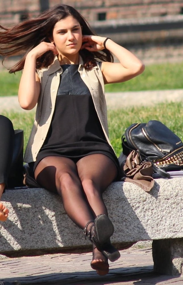 Straßenstrumpfhosen - italienisches Mädchen in schwarzen Strumpfhosen
 #96371197