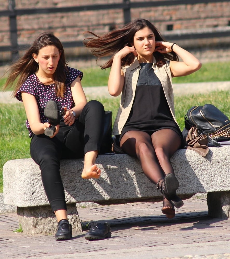 Straßenstrumpfhosen - italienisches Mädchen in schwarzen Strumpfhosen
 #96371198