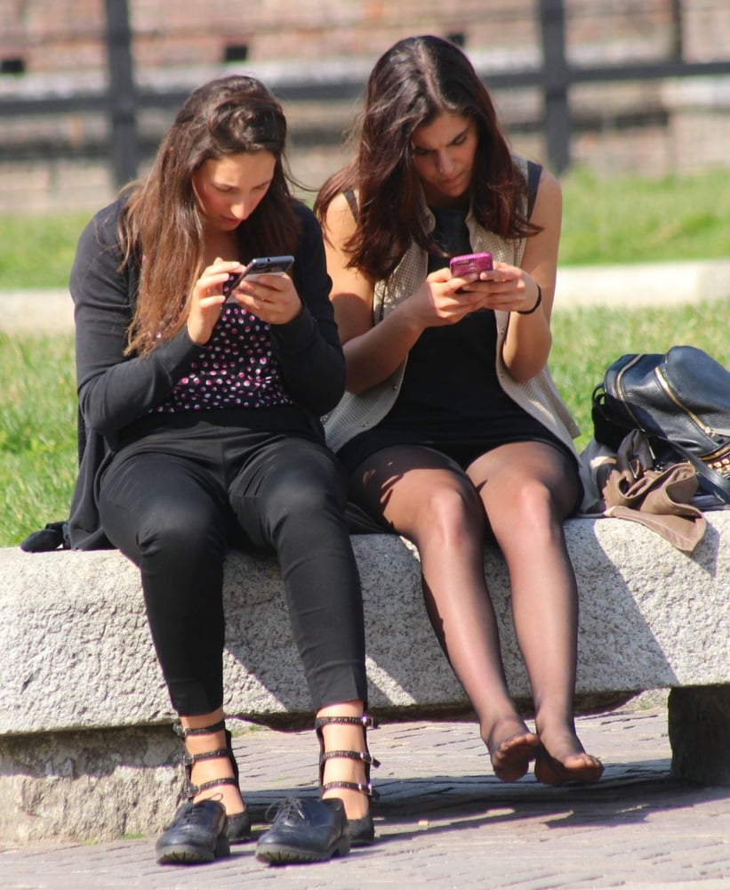 Straßenstrumpfhosen - italienisches Mädchen in schwarzen Strumpfhosen
 #96371199
