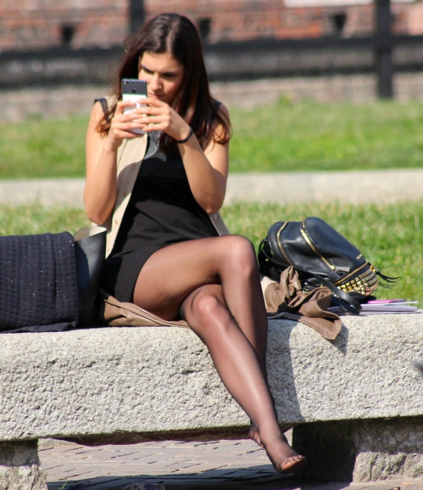 Straßenstrumpfhosen - italienisches Mädchen in schwarzen Strumpfhosen
 #96371200