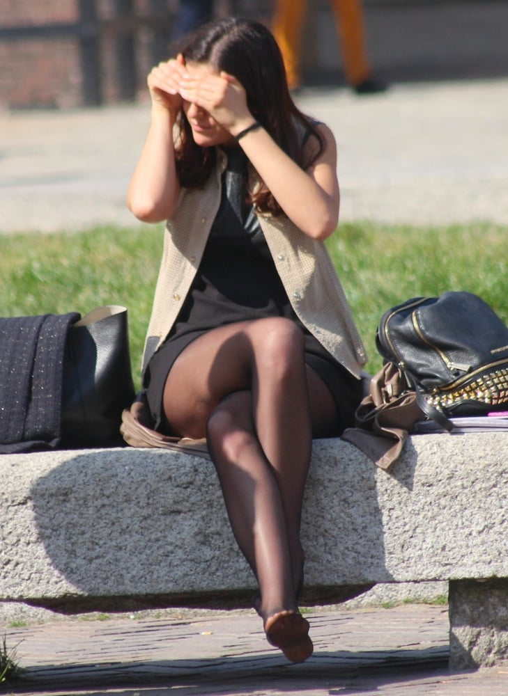 Straßenstrumpfhosen - italienisches Mädchen in schwarzen Strumpfhosen
 #96371202