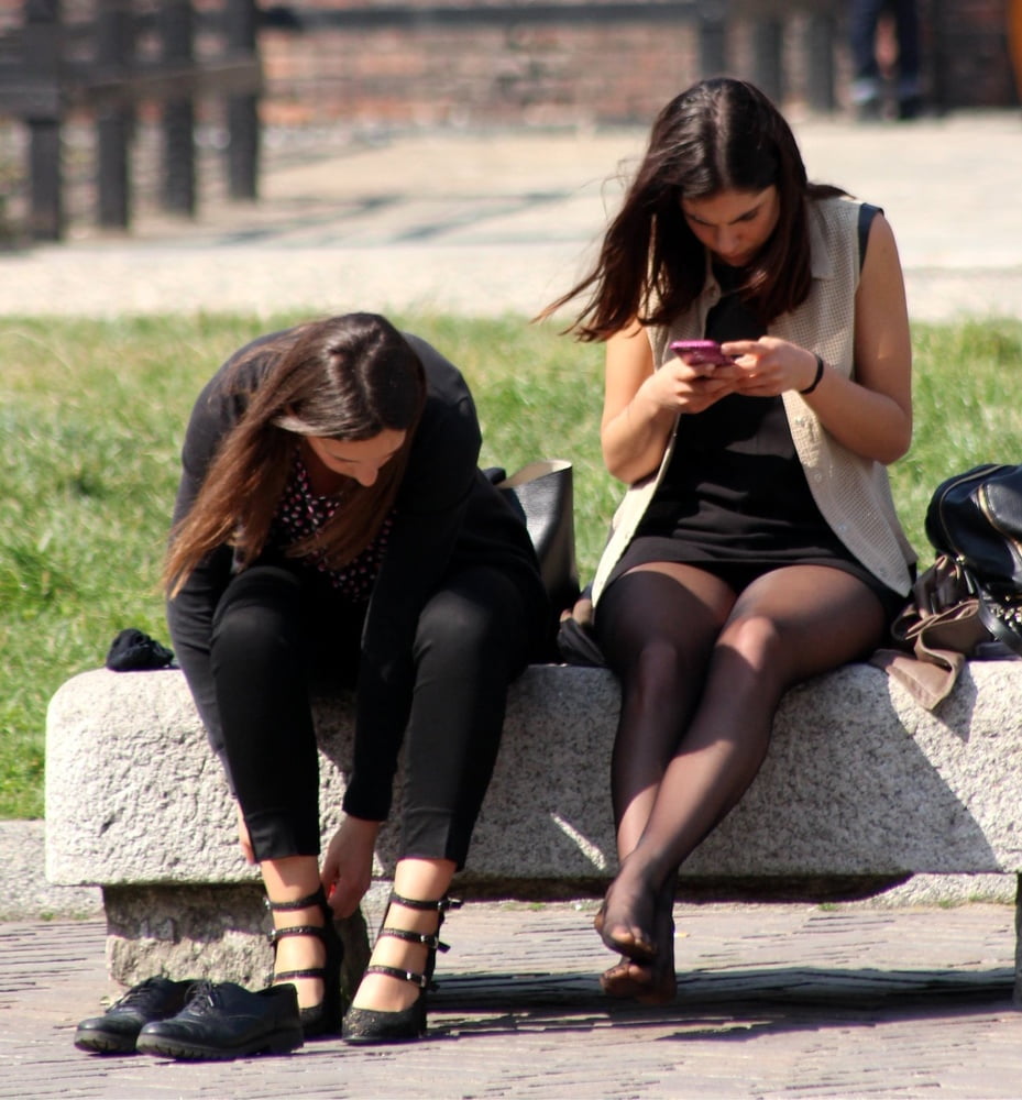 Straßenstrumpfhosen - italienisches Mädchen in schwarzen Strumpfhosen
 #96371203