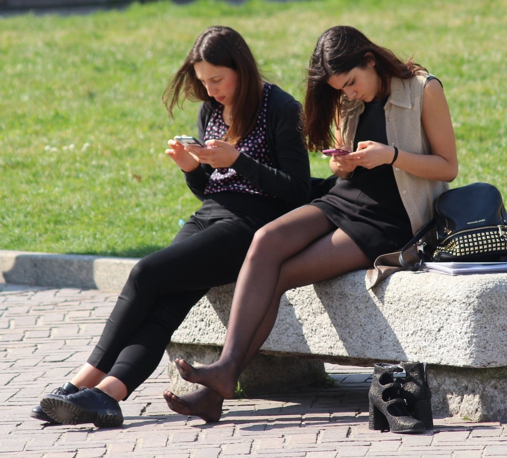 Straßenstrumpfhosen - italienisches Mädchen in schwarzen Strumpfhosen
 #96371206