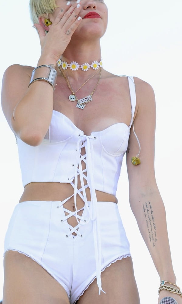 Miley cyrus
 #90494760