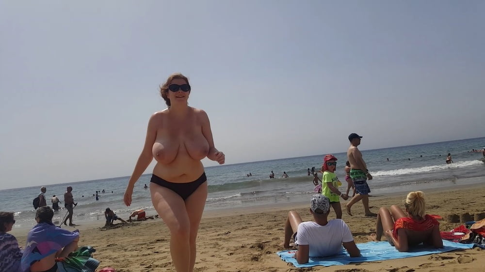 Busty topless spiaggia 12 #93499259