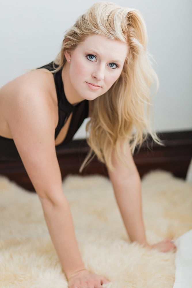 Sexy amateur blonde milf femme bailey exposé avec petits seins
 #93714628
