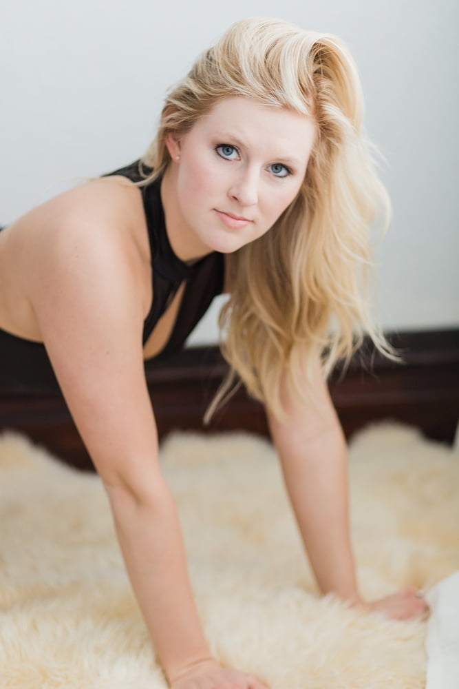 Sexy amateur blonde milf femme bailey exposé avec petits seins
 #93714629