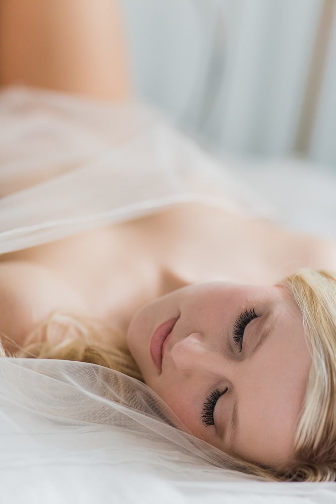 Sexy amateur blonde milf femme bailey exposé avec petits seins
 #93714658