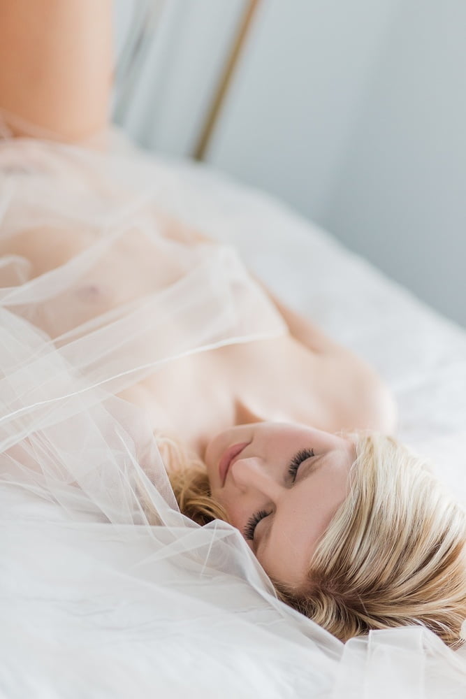 Sexy amateur blonde milf femme bailey exposé avec petits seins
 #93714668