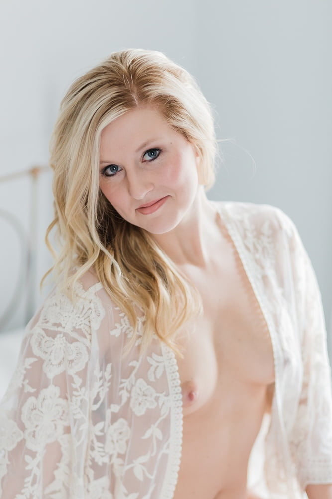 Sexy amateur blonde milf femme bailey exposé avec petits seins
 #93714725