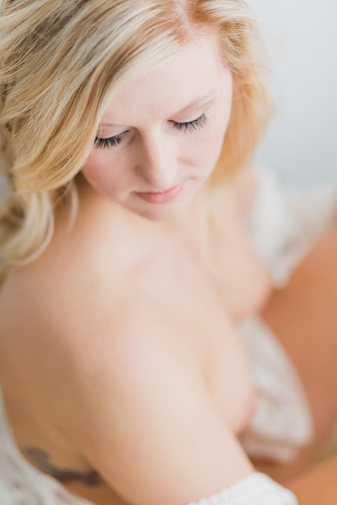 Sexy amateur blonde milf femme bailey exposé avec petits seins
 #93714768