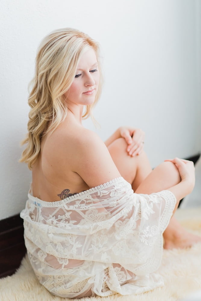 Sexy amateur blonde milf femme bailey exposé avec petits seins
 #93714775