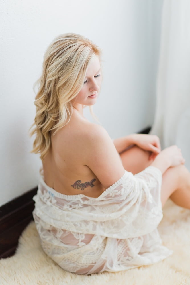 Sexy amateur blonde milf femme bailey exposé avec petits seins
 #93714776