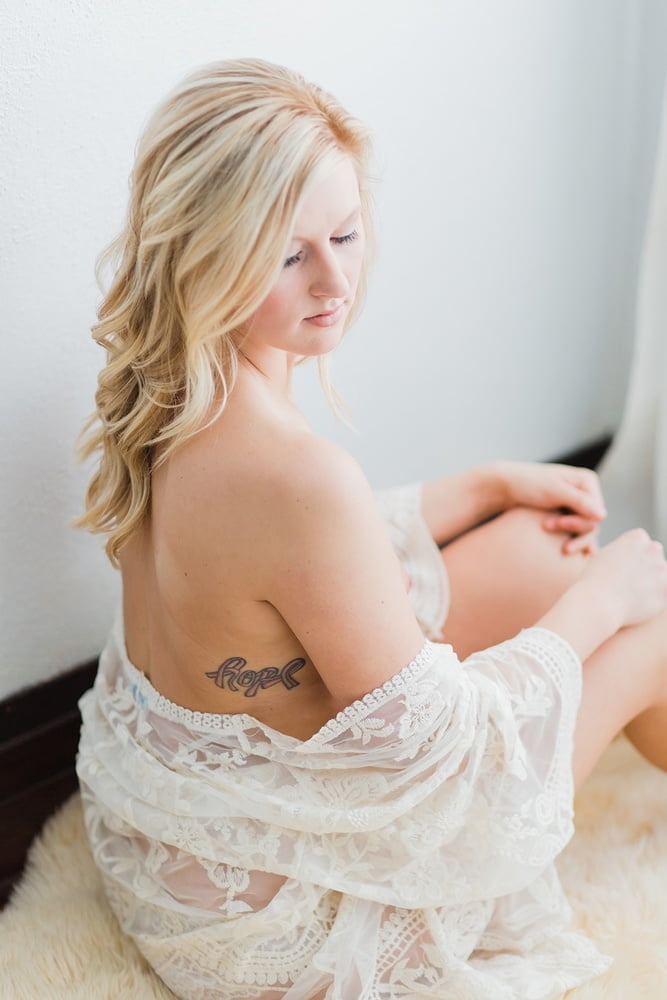 Sexy amateur blonde milf femme bailey exposé avec petits seins
 #93714777