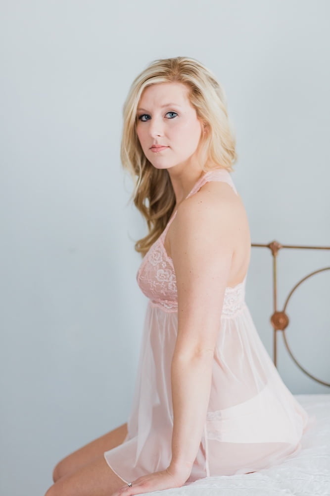 Sexy amateur blonde milf femme bailey exposé avec petits seins
 #93714798