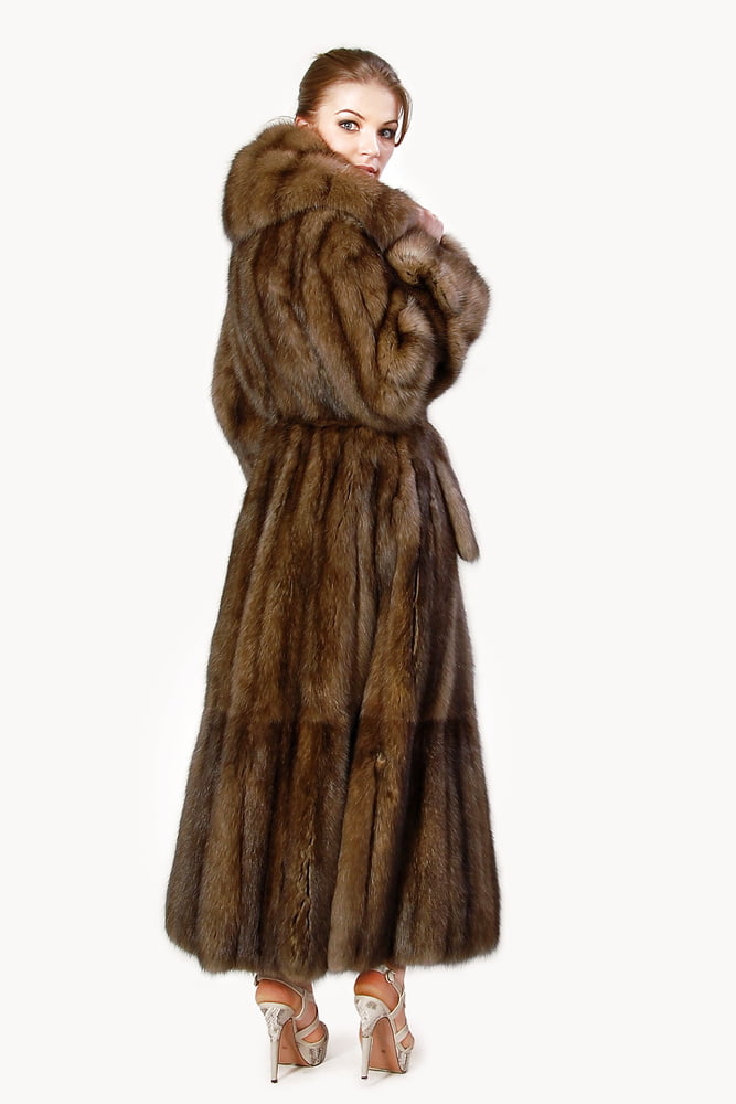 毛皮を着たセクシーな女性
 #96593759