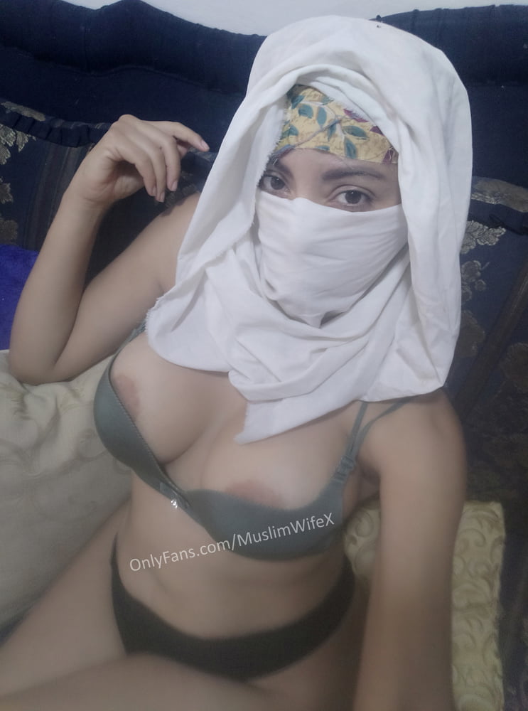 Vraie femme arabe musulmane en hijab (moi) montrant mon corps nu !
 #106580132