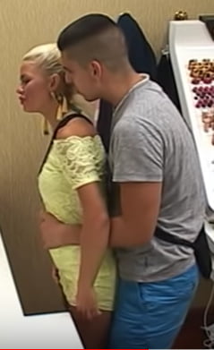 Une allumeuse blonde en mini robe se laisse peloter #90665261