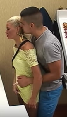 Une allumeuse blonde en mini robe se laisse peloter #90665267