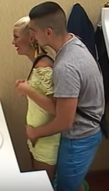 Une allumeuse blonde en mini robe se laisse peloter #90665279