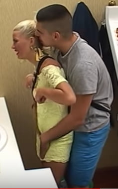 Une allumeuse blonde en mini robe se laisse peloter #90665287