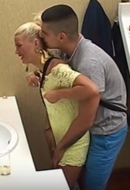 Une allumeuse blonde en mini robe se laisse peloter #90665290