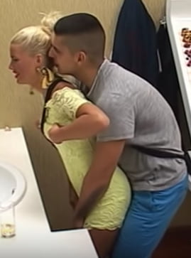 Une allumeuse blonde en mini robe se laisse peloter #90665296