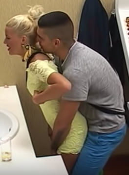 Une allumeuse blonde en mini robe se laisse peloter #90665300