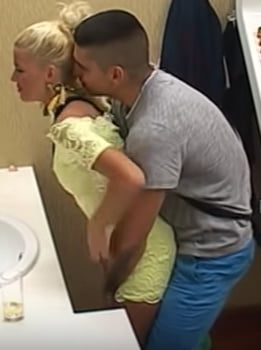 Une allumeuse blonde en mini robe se laisse peloter #90665302