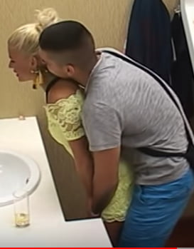 Une allumeuse blonde en mini robe se laisse peloter #90665311