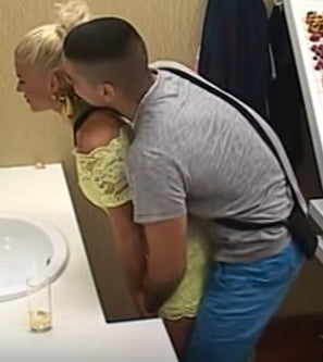 Une allumeuse blonde en mini robe se laisse peloter #90665314