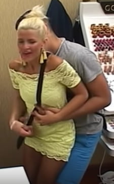 Une allumeuse blonde en mini robe se laisse peloter #90665341