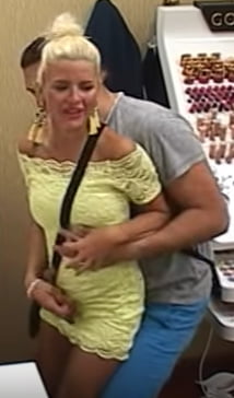 Une allumeuse blonde en mini robe se laisse peloter #90665344