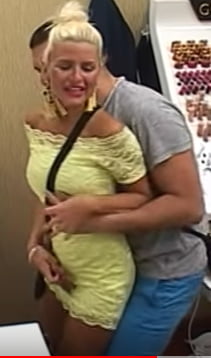 Une allumeuse blonde en mini robe se laisse peloter #90665347