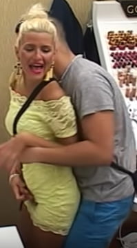 Une allumeuse blonde en mini robe se laisse peloter #90665350