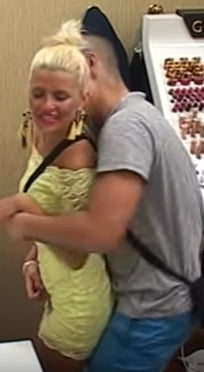 Une allumeuse blonde en mini robe se laisse peloter #90665353