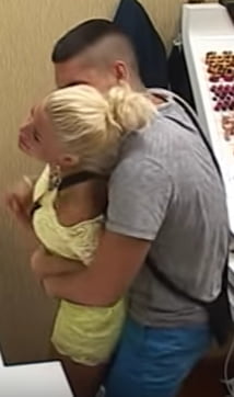 Une allumeuse blonde en mini robe se laisse peloter #90665368