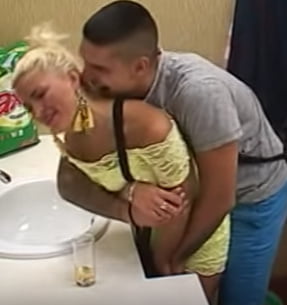 Une allumeuse blonde en mini robe se laisse peloter #90665400