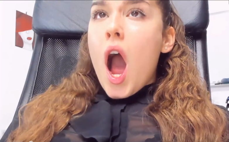 Une brune bandante,  bouche ouverte #88535174