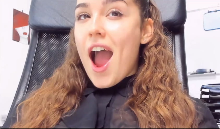 Une brune bandante,  bouche ouverte #88535176