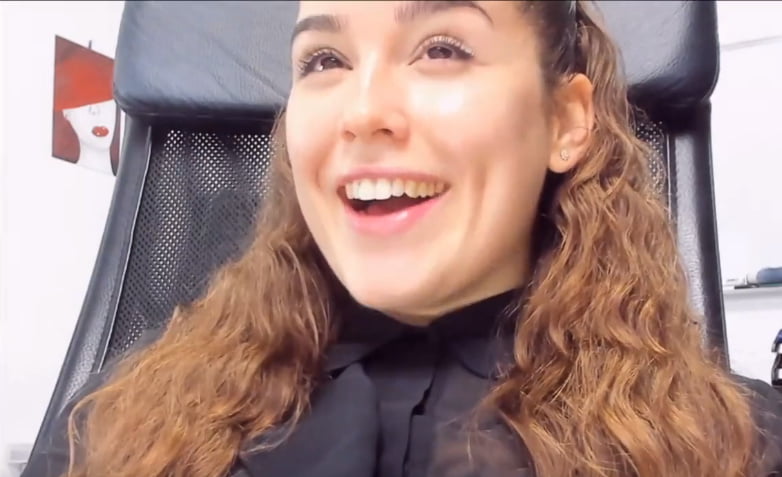 Une brune bandante,  bouche ouverte #88535178