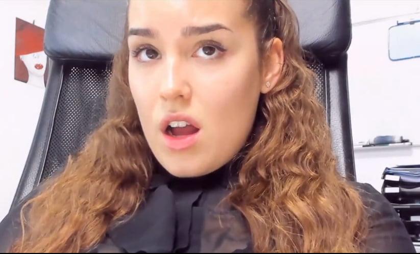 Une brune bandante, bouche ouverte
 #88535184