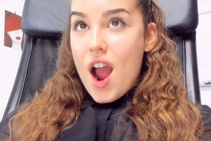 Une brune bandante,  bouche ouverte #88535186